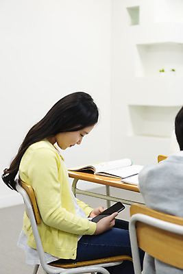 포토 JPG 학생 응시 여자 교육 남자 초등학생 어린이 의자 교실 학교 수업 실내 초등교육 사람 앉기 상반신 두명 옆모습 뒷모습 10대 책 친구 스마트폰 한국인 엿보기 책상 교과서 학원 국내포토 시선 뷰포인트 가구 관계 모션 청소년 교재 동양인 내부 핸드폰 스마트기기 파일형식