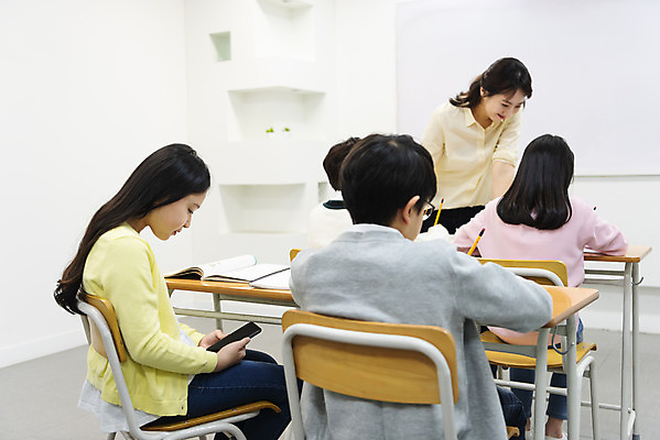 포토 JPG 학생 응시 여자 교육 남자 초등학생 어린이 의자 교실 학교 수업 실내 초등교육 사람 앉기 여러명 상반신 성인 앞모습 옆모습 뒷모습 10대 30대 친구 스마트폰 연필 교사 한국인 기록 엿보기 책상 교과서 학원 국내포토 직업 시선 뷰포인트 가구 다수 관계 모션 청소년 학용품 교재 동양인 내부 장년 핸드폰 스마트기기 필기구 파일형식