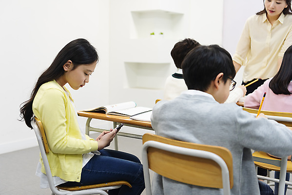포토 JPG 학생 응시 여자 남자 초등학생 어린이 의자 교실 학교 수업 실내 초등교육 사람 앉기 여러명 상반신 성인 옆모습 뒷모습 10대 책 30대 친구 스마트폰 교사 한국인 엿보기 책상 교과서 학원 국내포토 직업 시선 교육 뷰포인트 가구 다수 관계 모션 청소년 교재 동양인 내부 장년 핸드폰 스마트기기 파일형식