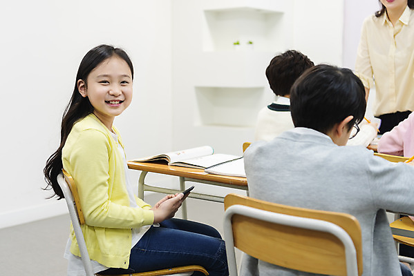 포토 JPG 학생 응시 여자 교육 남자 초등학생 어린이 의자 교실 학교 수업 실내 초등교육 미소 사람 앉기 여러명 상반신 성인 옆모습 뒷모습 10대 책 30대 친구 스마트폰 교사 한국인 책상 교과서 학원 국내포토 직업 시선 뷰포인트 가구 다수 관계 모션 청소년 교재 표정 동양인 내부 장년 핸드폰 스마트기기 파일형식