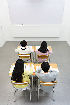 포토 JPG 학생 여자 교육 남자 초등학생 어린이 의자 교실 학교 수업 실내 초등교육 사람 앉기 여러명 상반신 뒷모습 10대 책 친구 하이앵글 연필 공책 칠판 한국인 기록 책상 교과서 학원 국내포토 뷰포인트 가구 다수 관계 모션 청소년 문구용품 학용품 교재 동양인 내부 필기구 파일형식
