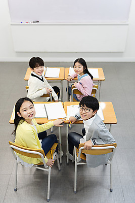 포토 JPG 전신 학생 응시 여자 교육 남자 초등학생 어린이 의자 교실 학교 수업 실내 초등교육 미소 사람 앉기 여러명 뒷모습 10대 책 친구 하이앵글 연필 공책 칠판 한국인 뒤돌아보기 책상 교과서 학원 국내포토 시선 뷰포인트 가구 다수 관계 모션 청소년 문구용품 학용품 교재 표정 동양인 내부 필기구 파일형식