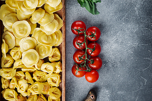 포토 JPG 해외이미지 방울토마토 회색배경 실내 사람없음 이탈리아음식 바질 나무그릇 라비올리 카피스페이스 해외포토 그릇 백그라운드 토마토 서양음식 내부 목재 공백 회색 파일형식 이미지허브