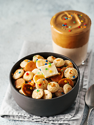 포토 JPG 해외이미지 회색배경 디저트 한국 요리 사람없음 유행 시리얼 버터 팬케이크 인기 카피스페이스 달고나라떼 해외포토 아시아 커피 음식 백그라운드 케이크 공백 회색 파일형식 이미지허브