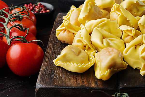 포토 JPG 해외이미지 방울토마토 실내 근접촬영 사람없음 이탈리아음식 나무바닥 나무도마 라비올리 통후추 해외포토 뷰포인트 토마토 바닥 도마 서양음식 내부 목재 후추 파일형식 이미지허브