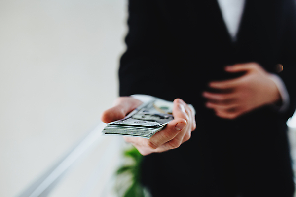 포토 JPG 해외이미지 1 손 종이 백그라운드 컨셉 셔츠 지폐 돈 비즈니스 성공 실내 사람 정장 사람없음 금융 경제 쇼핑 쌓기 달러 미국 저축 잡기 재산 소프트포커스 심볼 보따리 투자 결제 흙더미 계산서 욕심 월급 대출 빚 고립 세금 수입 해외포토 옷 상의 북아메리카 모션 촬영기법 내부 신체부위 흙 파일형식 더미 이미지허브