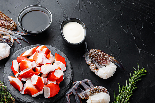 포토 JPG 해외이미지 식재료 검은배경 실내 사람없음 게 신선 간장 종지 로즈메리 마요네즈 맛살 돌접시 해외포토 그릇 접시 음식 백그라운드 갑각류 내부 검은색 양념 소스_음식 허브 파일형식 이미지허브