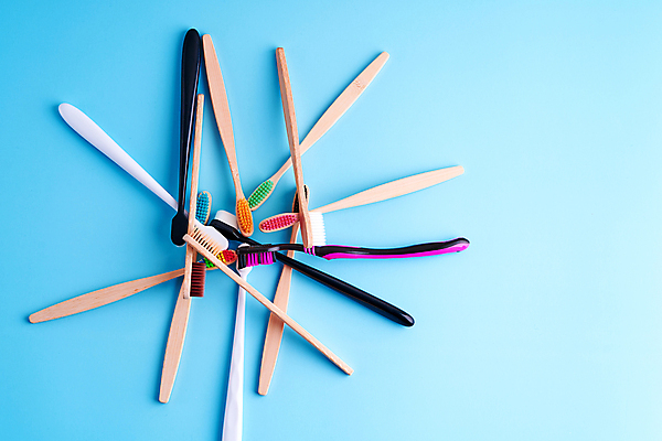 포토 JPG 해외이미지 사람없음 칫솔 플라스틱 에코 친환경 파란배경 에코라이프 위생관리 친환경제품 대나무칫솔 다회용품 해외포토 라이프스타일 백그라운드 재질 관리 파란색 위생용품 환경 재활용품 파일형식 이미지허브