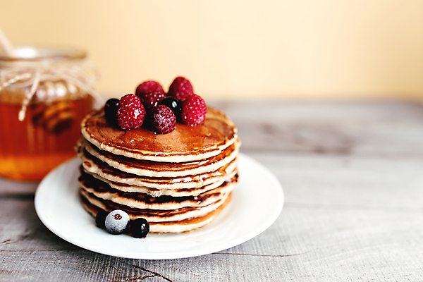 포토 JPG 해외이미지 접시 탁자 디저트 실내 사람없음 달콤 블루베리 산딸기 꿀 팬케이크 해외포토 식기 음식 가구 과일 내부 케이크 맛 파일형식 이미지허브