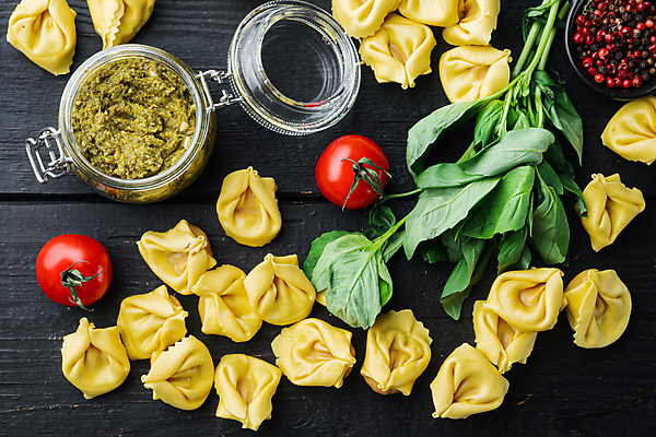포토 JPG 해외이미지 방울토마토 검은배경 실내 사람없음 이탈리아음식 바질 라비올리 통후추 페스토 나무배경 해외포토 백그라운드 토마토 서양음식 내부 검은색 소스_음식 후추 파일형식 이미지허브
