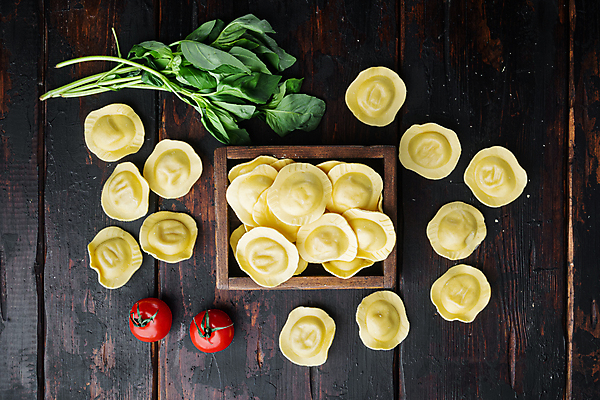 포토 JPG 해외이미지 방울토마토 실내 사람없음 이탈리아음식 나무바닥 바질 라비올리 나무배경 해외포토 백그라운드 토마토 바닥 서양음식 내부 파일형식 이미지허브