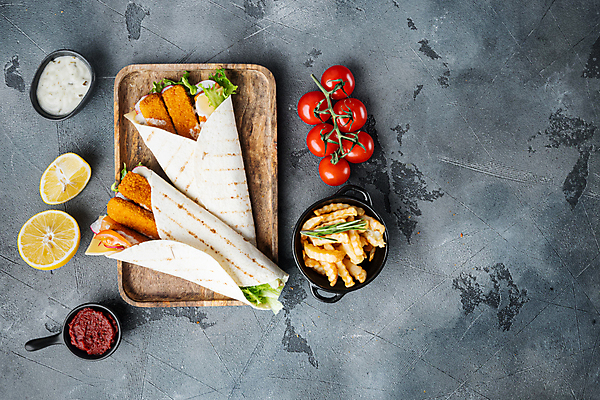 포토 JPG 해외이미지 방울토마토 회색배경 실내 샌드위치 사람없음 감자튀김 레몬 나무쟁반 생선튀김 타르타르소스 토르티야 카피스페이스 해외포토 음식 백그라운드 토마토 과일 감자 쟁반 내부 목재 공백 회색 튀김 소스_음식 파일형식 이미지허브