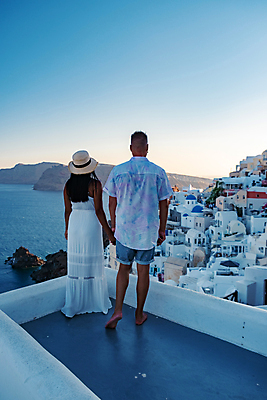 포토 JPG 해외이미지 전신 부부 여자 남자 바다 여행 하늘 함께함 사랑 서기 성인 두명 건물 뒷모습 마을 손잡기 신혼여행 옥상 산토리니 성인만 해외포토 건축물 커플 감정 뷰포인트 결혼 컨셉 모션 사람 그리스 파일형식 이미지허브