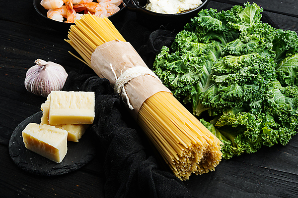 포토 JPG 해외이미지 식재료 검은배경 치즈 실내 마늘 사람없음 스파게티면 파스타면 해외포토 백그라운드 채소 유제품 파스타 내부 검은색 면류 파일형식 이미지허브