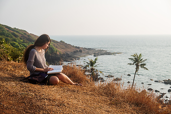 포토 JPG 해외이미지 라이프스타일 긴머리 여자 바다 여행 청소년 자연 하늘 휴식 산 갈색머리 한명 사람 앉기 동양인 성인 취미 야외 옆모습 아웃포커스 책 가로 캐주얼 독서 여행객 다이어리 맑음 고요 잡기 집중 미녀 명승지 여자만 여자한명만 성인여자한명만 성인만 카피스페이스 해외포토 1 헤어스타일 옷 뷰포인트 컨셉 모션 날씨 촬영기법 인종 풍경 생활 사무용품 공백 미인 생태계 성인여자만 파일형식 이미지허브