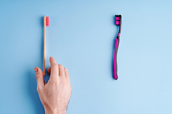 포토 JPG 해외이미지 손 사람없음 신체부위 잡기 선택 칫솔 플라스틱 에코 친환경 파란배경 에코라이프 위생관리 친환경제품 대나무칫솔 다회용품 해외포토 라이프스타일 백그라운드 컨셉 모션 재질 관리 사람 파란색 위생용품 환경 재활용품 파일형식 이미지허브