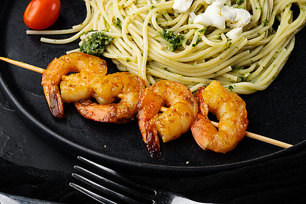 포토 JPG 해외이미지 접시 백그라운드 방울토마토 검은배경 치즈 새우 파슬리 스파게티 근접촬영 사람없음 꼬치 새우구이 해외포토 식기 뷰포인트 토마토 채소 유제품 파스타 갑각류 검은색 구이 파일형식 이미지허브