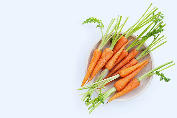 포토 JPG 해외이미지 접시 실내 사람없음 하이앵글 당근 흰배경 카피스페이스 해외포토 식기 뷰포인트 백그라운드 뿌리채소 내부 공백 흰색 파일형식 이미지허브