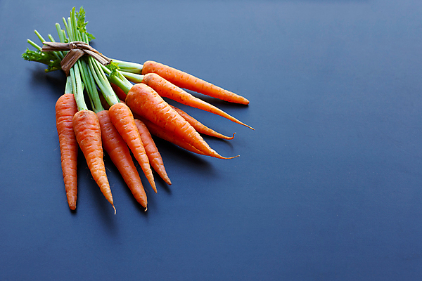 포토 JPG 해외이미지 실내 사람없음 당근 묶기 파란배경 노끈 카피스페이스 해외포토 줄 백그라운드 모션 뿌리채소 내부 파란색 공백 파일형식 이미지허브