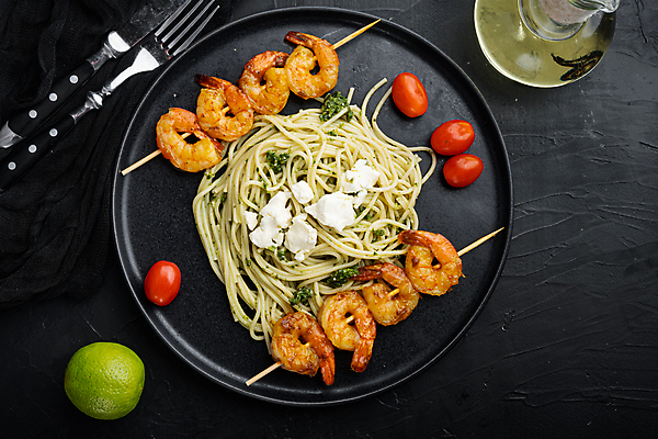 포토 JPG 해외이미지 접시 백그라운드 포크 방울토마토 검은배경 치즈 새우 파슬리 스파게티 사람없음 꼬치 나이프 올리브오일 라임 새우구이 해외포토 식기 토마토 채소 과일 유제품 파스타 갑각류 검은색 칼 기름_음식 구이 파일형식 이미지허브