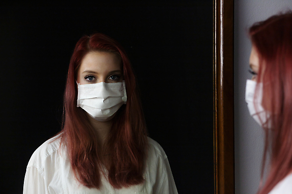 포토 JPG 해외이미지 백인 1 라이프스타일 응시 여자 얼굴 백그라운드 컨셉 셔츠 열쇠 실내 건강 가면 한명 사람 성인 뷰티 검은색 거울 흰색 보호 질병 예방 문제 빨간머리 우울증 전염병 혼자 해외포토 서양인 헤어스타일 시선 컬러 상의 의학 내부 생활 신체부위 파일형식 이미지허브