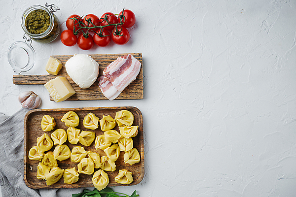 포토 JPG 해외이미지 방울토마토 치즈 실내 마늘 사람없음 이탈리아음식 천 흰배경 베이컨 바질 나무도마 나무쟁반 라비올리 카피스페이스 페스토 해외포토 백그라운드 토마토 채소 유제품 도마 쟁반 서양음식 돼지고기 내부 목재 공백 흰색 직물 소스_음식 파일형식 이미지허브