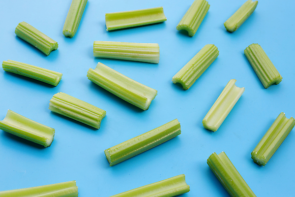 포토 JPG 해외이미지 줄기 백그라운드 사람없음 신선 유기농 파란배경 슬라이스 샐러리 해외포토 식물 웰빙 채소 파란색 파일형식 이미지허브