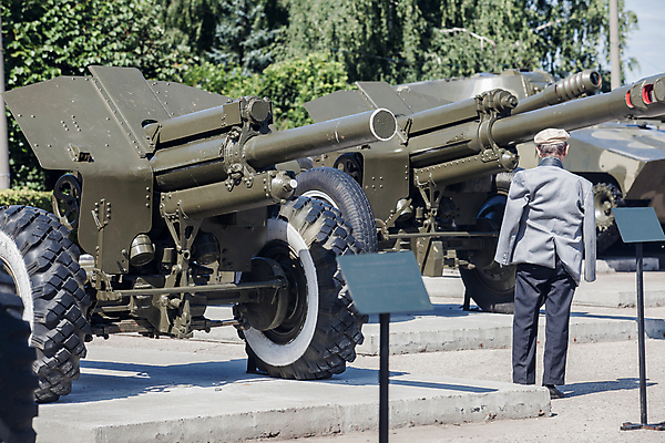 포토 JPG 해외이미지 무기 사람없음 가로 관광지 컬러풀 금속 가리킴 기다림 경계 군용 러시아 조준 대포 랜드마크 명승지 옛날 해외포토 유럽 컬러 여행 모션 재질 군대 풍경 손짓 파일형식 이미지허브
