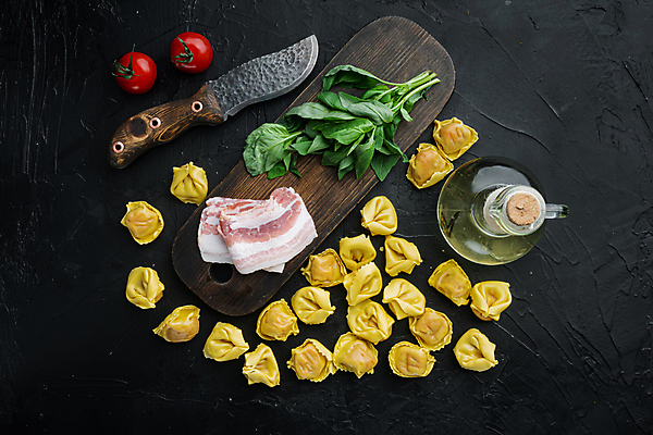 포토 JPG 해외이미지 방울토마토 검은배경 도마 실내 사람없음 나이프 이탈리아음식 올리브오일 베이컨 바질 나무도마 라비올리 해외포토 식기 백그라운드 토마토 주방용품 서양음식 돼지고기 내부 목재 검은색 칼 기름_음식 파일형식 이미지허브