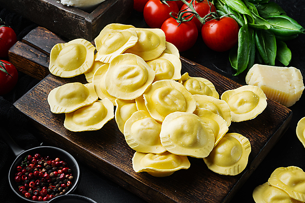 포토 JPG 해외이미지 방울토마토 검은배경 치즈 실내 사람없음 이탈리아음식 바질 나무도마 라비올리 통후추 해외포토 백그라운드 토마토 유제품 도마 서양음식 내부 목재 검은색 후추 파일형식 이미지허브