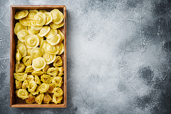 포토 JPG 해외이미지 회색배경 실내 사람없음 이탈리아음식 나무상자 라비올리 카피스페이스 해외포토 백그라운드 서양음식 내부 상자 공백 회색 파일형식 이미지허브