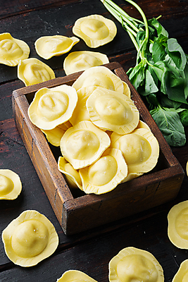 포토 JPG 해외이미지 실내 사람없음 이탈리아음식 나무상자 바질 라비올리 나무배경 해외포토 백그라운드 서양음식 내부 상자 파일형식 이미지허브