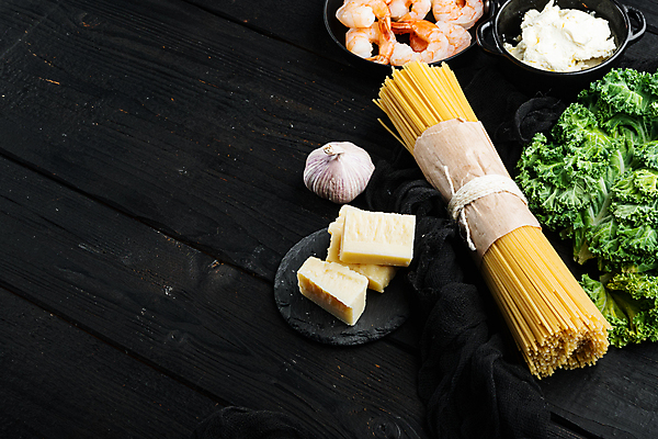 포토 JPG 해외이미지 식재료 검은배경 치즈 새우 실내 파슬리 마늘 사람없음 스파게티면 파스타면 해외포토 백그라운드 채소 유제품 파스타 갑각류 내부 검은색 면류 파일형식 이미지허브