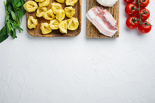 포토 JPG 해외이미지 방울토마토 실내 사람없음 이탈리아음식 흰배경 베이컨 바질 나무도마 나무쟁반 라비올리 카피스페이스 해외포토 백그라운드 토마토 도마 쟁반 서양음식 돼지고기 내부 목재 공백 흰색 파일형식 이미지허브