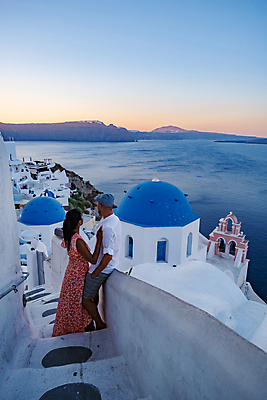 포토 JPG 해외이미지 전신 부부 여자 남자 바다 여행 안기 하늘 함께함 사랑 서기 성인 두명 건물 옆모습 계단 마을 신혼여행 산토리니 성인만 해외포토 건축물 커플 감정 뷰포인트 결혼 컨셉 모션 사람 그리스 파일형식 이미지허브