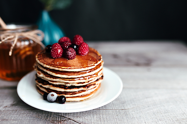 포토 JPG 해외이미지 접시 탁자 디저트 실내 사람없음 달콤 블루베리 산딸기 꿀 팬케이크 해외포토 식기 음식 가구 과일 내부 케이크 맛 파일형식 이미지허브