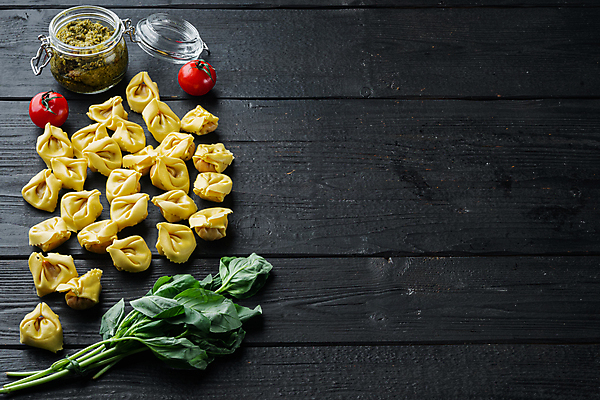 포토 JPG 해외이미지 방울토마토 검은배경 실내 사람없음 이탈리아음식 바질 라비올리 카피스페이스 페스토 해외포토 백그라운드 토마토 서양음식 내부 검은색 공백 소스_음식 파일형식 이미지허브