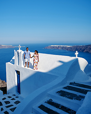 포토 JPG 해외이미지 전신 부부 여자 남자 바다 여행 십자가 하늘 지붕 함께함 그림자 사랑 성인 두명 건물 옆모습 교회 걷기 계단 마을 손잡기 신혼여행 산토리니 성인만 해외포토 건축물 커플 감정 뷰포인트 결혼 컨셉 종교건축 모션 사람 그리스 파일형식 이미지허브