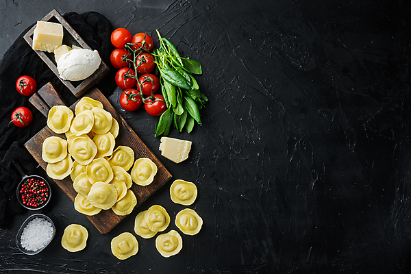 포토 JPG 해외이미지 방울토마토 검은배경 치즈 실내 사람없음 이탈리아음식 나무상자 소금 바질 나무도마 라비올리 통후추 카피스페이스 해외포토 백그라운드 토마토 유제품 도마 서양음식 내부 목재 상자 검은색 공백 후추 파일형식 이미지허브