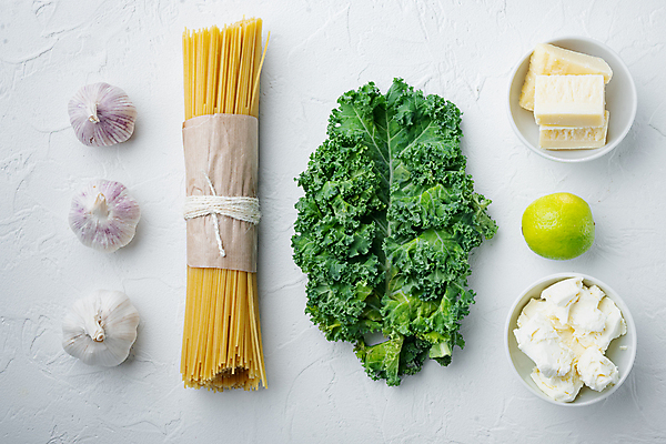 포토 JPG 해외이미지 식재료 치즈 실내 파슬리 사람없음 하이앵글 흰배경 라임 버터 스파게티면 통마늘 파스타면 해외포토 뷰포인트 백그라운드 채소 과일 유제품 파스타 마늘 내부 흰색 면류 파일형식 이미지허브