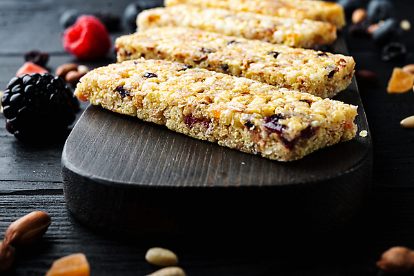 포토 JPG 해외이미지 검은배경 실내 근접촬영 사람없음 아웃포커스 달콤 산딸기 땅콩 건강식품 블랙베리 나무도마 에너지바 해외포토 음식 뷰포인트 백그라운드 과일 도마 촬영기법 건강 내부 목재 검은색 견과류 맛 파일형식 이미지허브