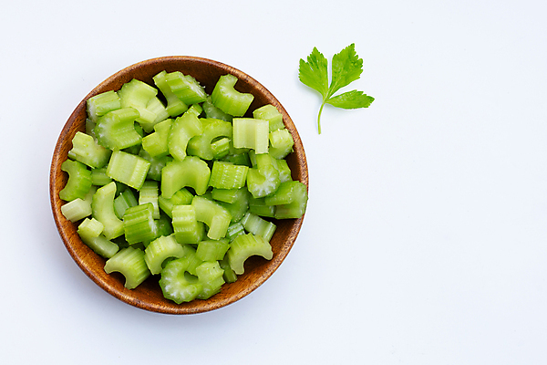 포토 JPG 해외이미지 백그라운드 잎 사람없음 신선 흰배경 유기농 담기 슬라이스 샐러리 나무그릇 해외포토 식물 그릇 웰빙 채소 모션 목재 흰색 파일형식 이미지허브