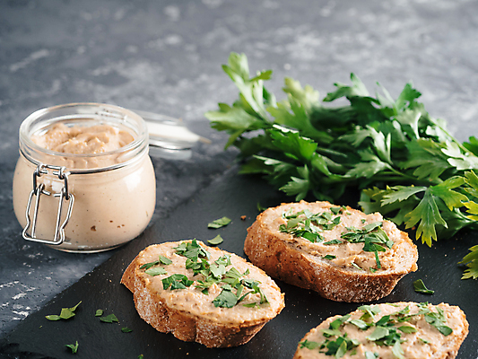 포토 JPG 해외이미지 조각 탁자 회색배경 도마 파슬리 사람없음 병 바게트 석판 카피스페이스 스프레드 해외포토 식기 음식 빵 가구 백그라운드 채소 주방용품 공백 회색 파일형식 이미지허브