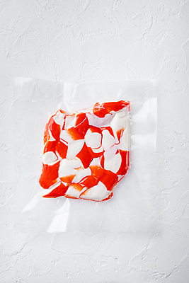 포토 JPG 해외이미지 식재료 실내 사람없음 하이앵글 신선 흰배경 맛살 비닐포장 진공 진공포장 해외포토 음식 뷰포인트 백그라운드 포장 내부 흰색 파일형식 이미지허브