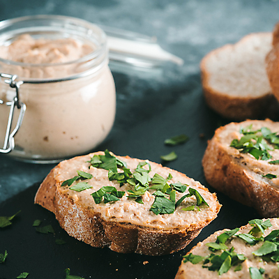포토 JPG 해외이미지 조각 탁자 도마 파슬리 사람없음 병 바게트 석판 카피스페이스 스프레드 해외포토 식기 음식 빵 가구 채소 주방용품 공백 파일형식 이미지허브