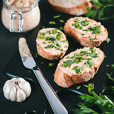 포토 JPG 해외이미지 조각 탁자 검은배경 도마 파슬리 마늘 사람없음 병 바게트 잼나이프 스프레드 해외포토 식기 음식 빵 가구 백그라운드 채소 주방용품 검은색 나이프 파일형식 이미지허브