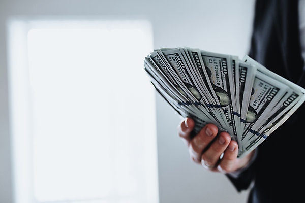 포토 JPG 해외이미지 1 손 종이 컨셉 셔츠 지폐 돈 비즈니스 성공 실내 사람 정장 사람없음 금융 경제 쇼핑 쌓기 달러 미국 저축 잡기 재산 소프트포커스 심볼 보따리 투자 결제 흙더미 계산서 욕심 월급 대출 빚 고립 세금 수입 해외포토 옷 상의 북아메리카 모션 촬영기법 내부 신체부위 흙 파일형식 더미 이미지허브