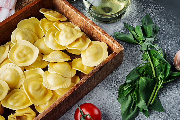 포토 JPG 해외이미지 방울토마토 회색배경 실내 마늘 사람없음 이탈리아음식 나무상자 바질 라비올리 해외포토 백그라운드 토마토 채소 서양음식 내부 상자 회색 파일형식 이미지허브