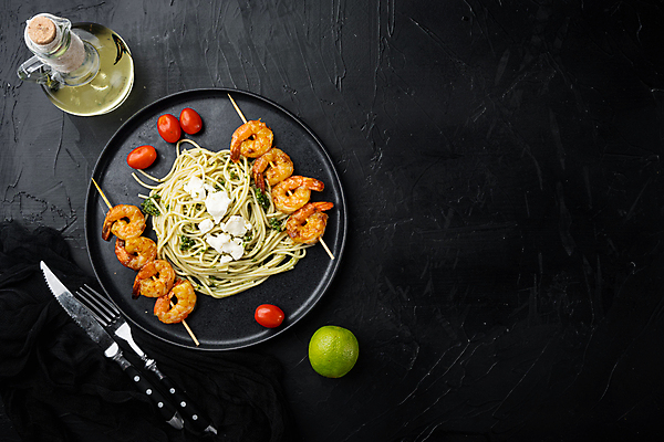 포토 JPG 해외이미지 접시 백그라운드 포크 방울토마토 검은배경 치즈 새우 스파게티 사람없음 꼬치 나이프 올리브오일 천 라임 새우구이 카피스페이스 해외포토 식기 토마토 과일 유제품 파스타 갑각류 검은색 공백 직물 칼 기름_음식 구이 파일형식 이미지허브