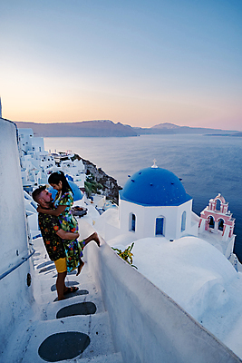 포토 JPG 해외이미지 전신 부부 여자 남자 바다 여행 십자가 안기 하늘 함께함 사랑 성인 두명 건물 옆모습 교회 마주보기 마을 신혼여행 산토리니 다리들기 성인만 해외포토 건축물 커플 감정 뷰포인트 결혼 컨셉 종교건축 모션 사람 그리스 파일형식 이미지허브